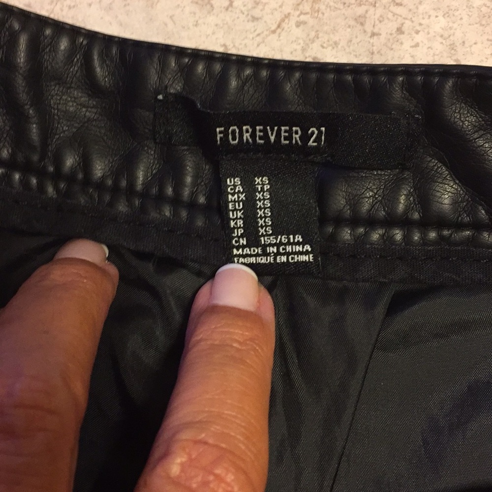 FOREVER 21 BLACK QUILTED FAUX LEATHER BLACK SHORTS - Picture 5 of 7
